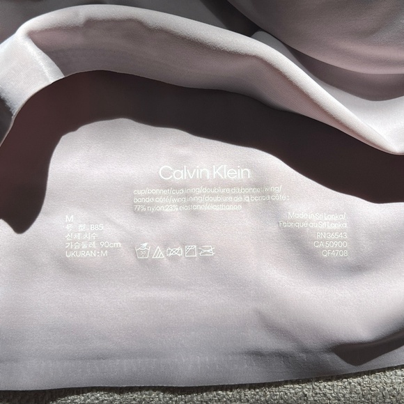 NWOT Calvin Klein Invisibles Comfort V-Neck Comfort Bralette - Picture 3 of 4